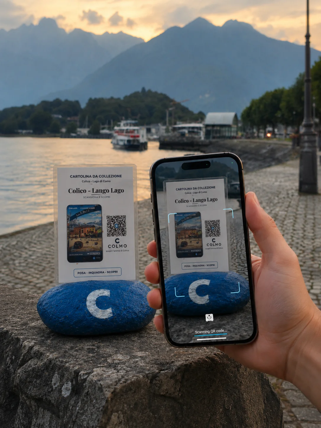 Un telefono inquadra il QR su un sasso blu